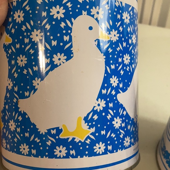 Set 2 vtg made Taiwan duck/rooster tin canisters - Picture 6 of 8